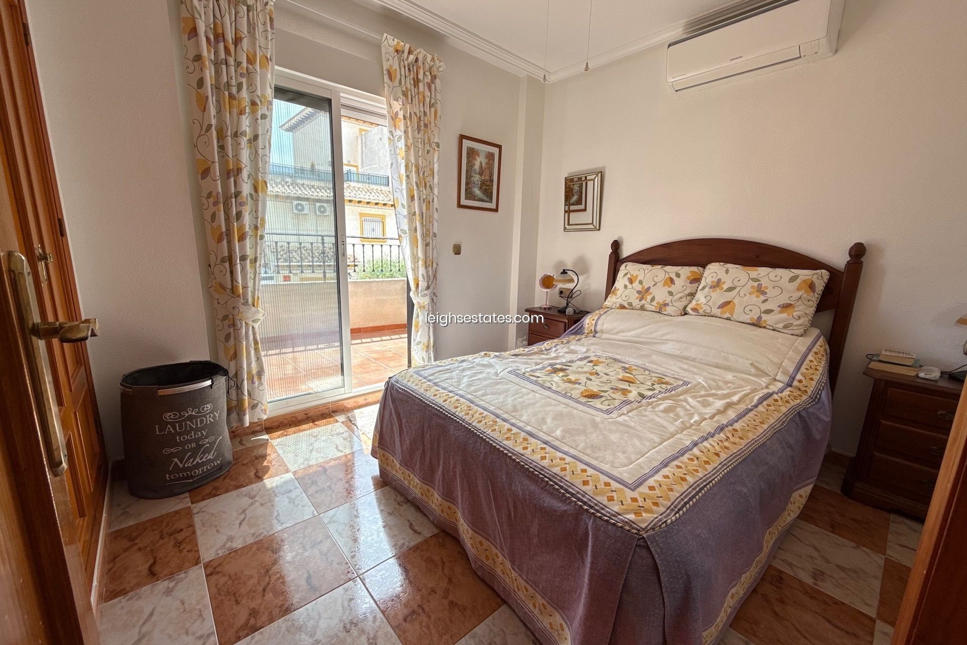 Resale - Townhouse -
Villamartin