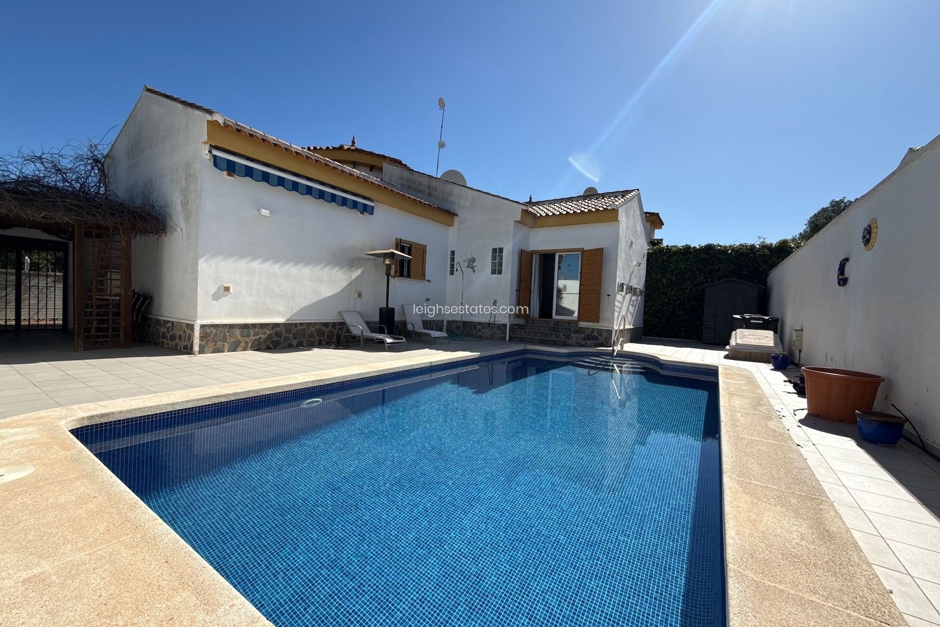 Resale - Villa -
Mil Palmeras