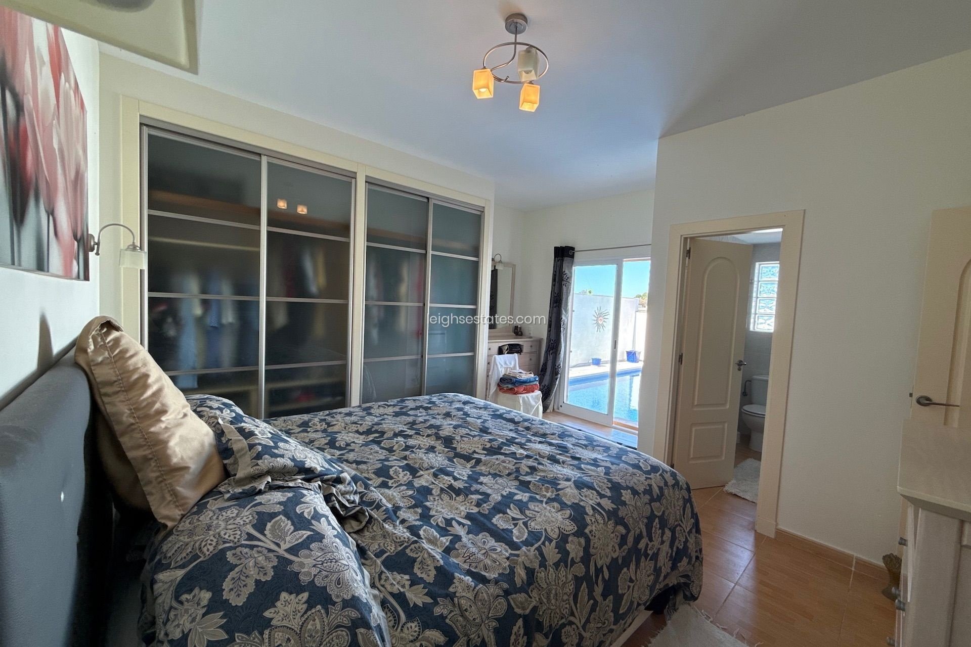 Resale - Villa -
Mil Palmeras