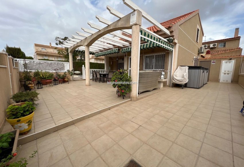 Resale - Villa -
Torre de la Horadada