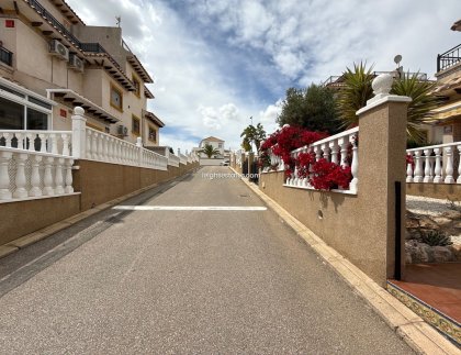 Resale - Townhouse -
Villamartin